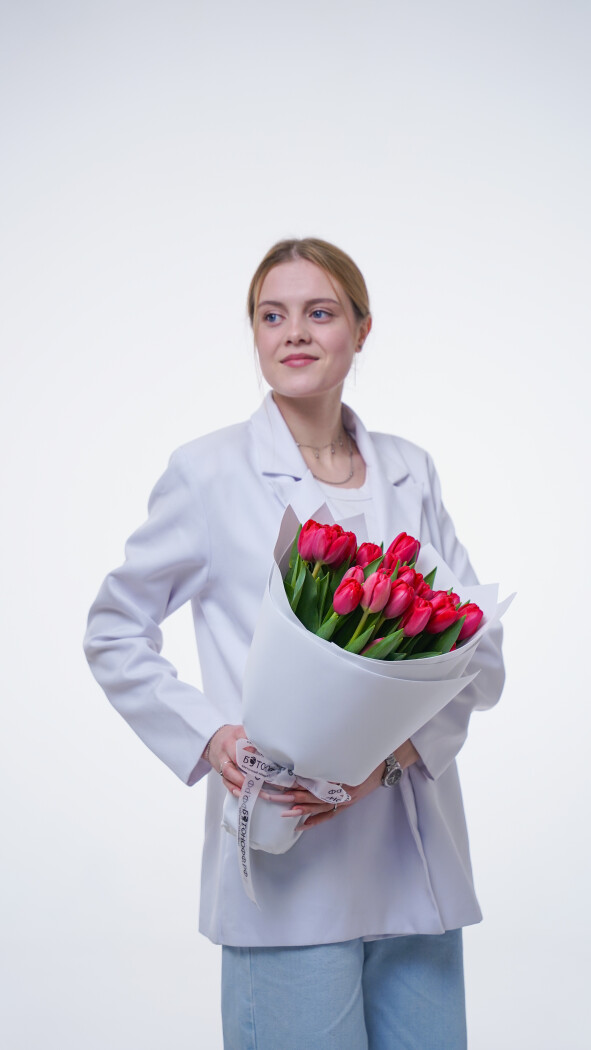 35 красных тюльпанов в оформлении №375