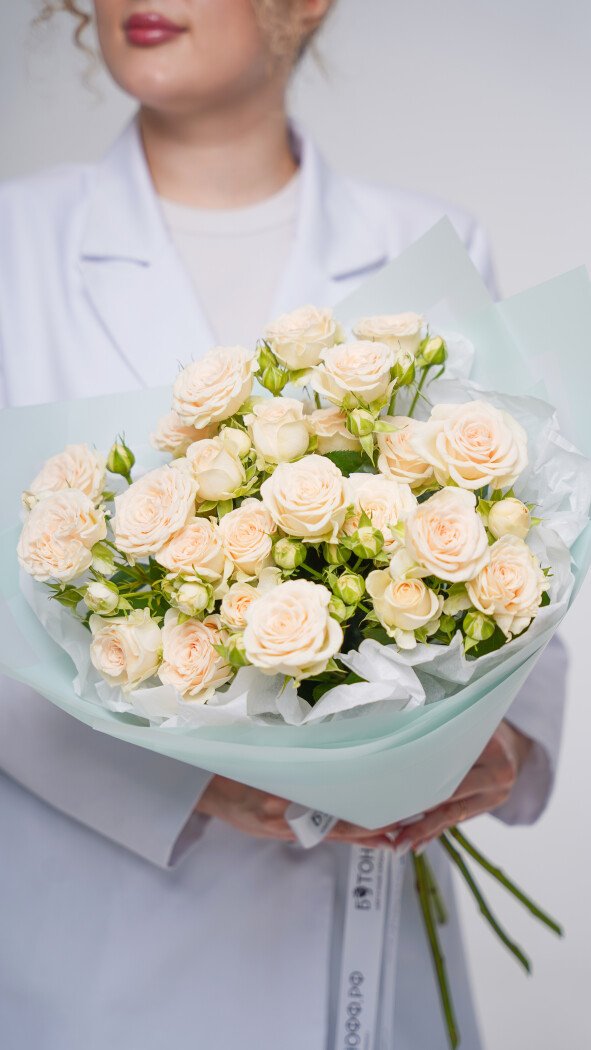 5 светло-розовых кустовых роз в оформлении №19