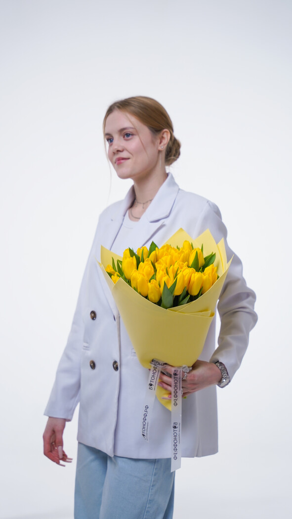 35 желтых тюльпанов в оформлении №370
