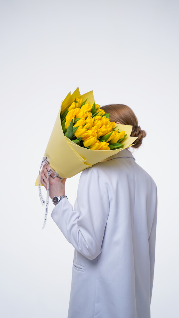 35 желтых тюльпанов в оформлении №370