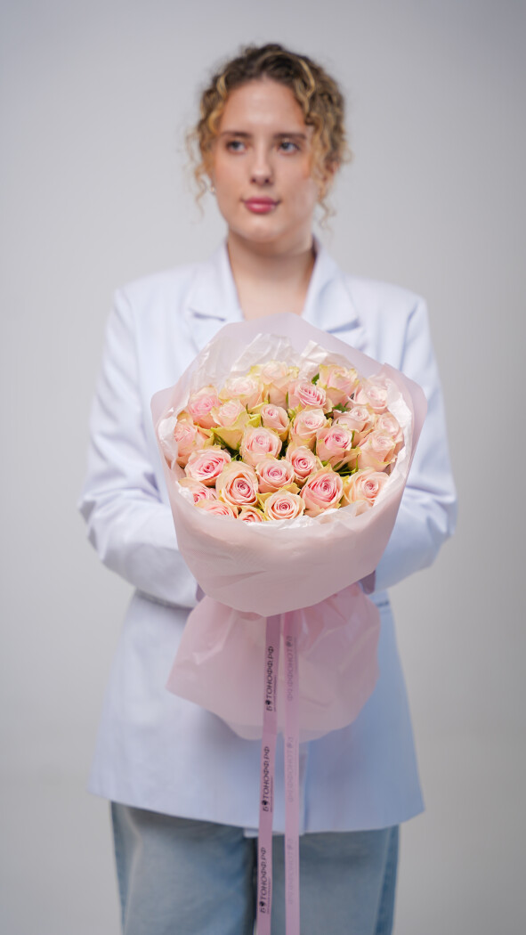 25 нежно-розовых роз в оформлении №37