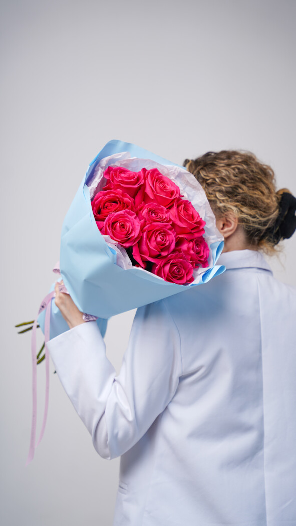 9 малиновых роз в оформлении №65