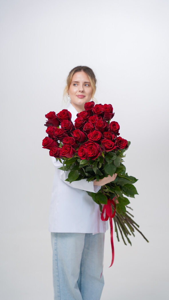 25 красных метровых роз под ленту №49