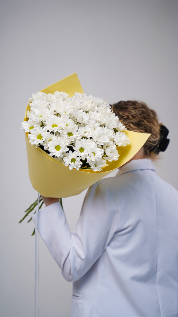 9 белых ромашковых хризантем в оформлении №77