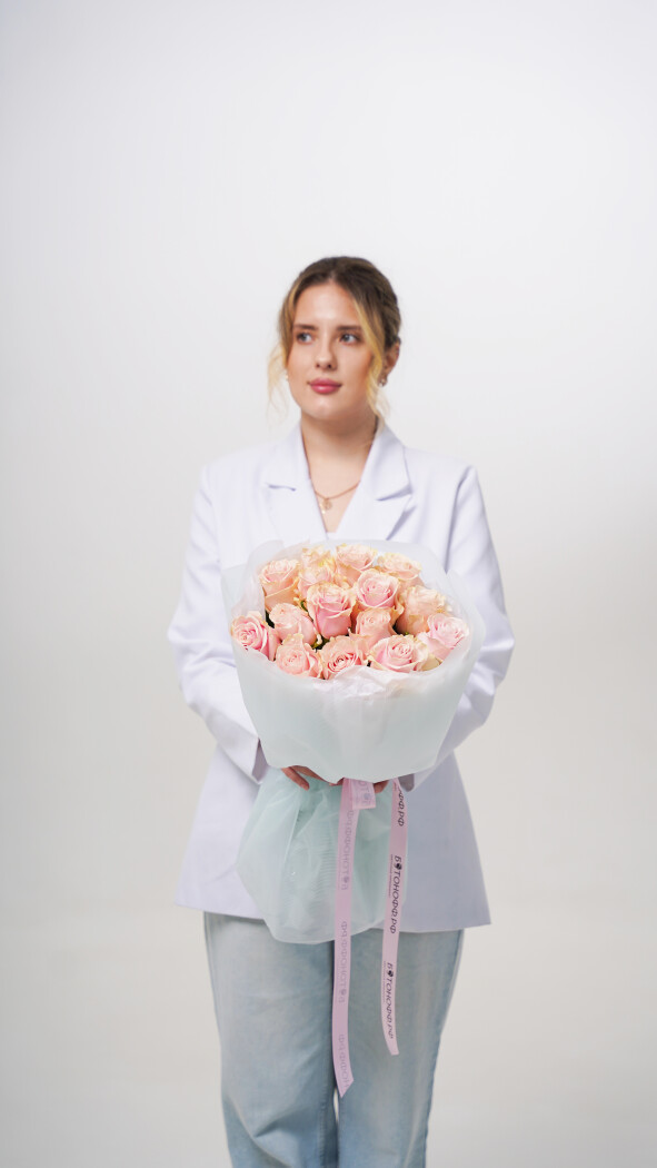 15 розовых роз в оформлении №60