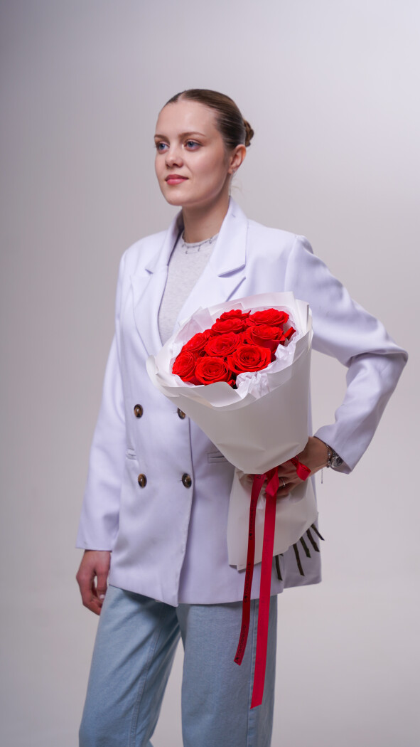 9 алых роз в оформлении №273