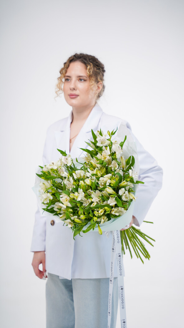 25 белых альстромерий в оформлении №92