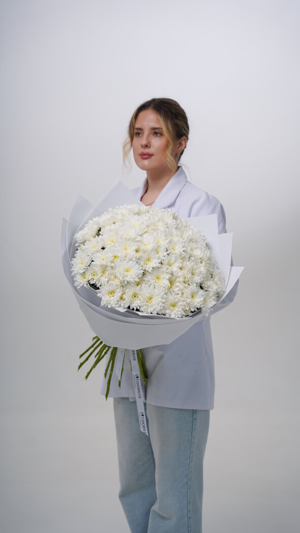 15 белых хризантем в оформлении №73
