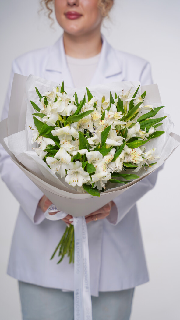 9 белых альстромерий в оформлении №89