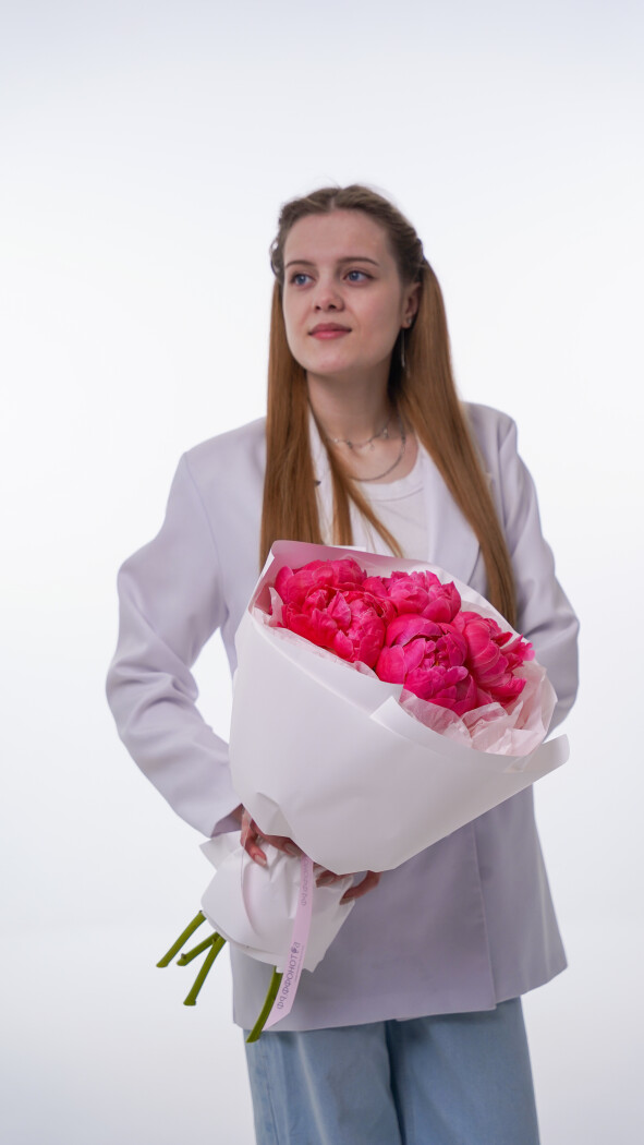 5 коралловых пионов в оформлении №133