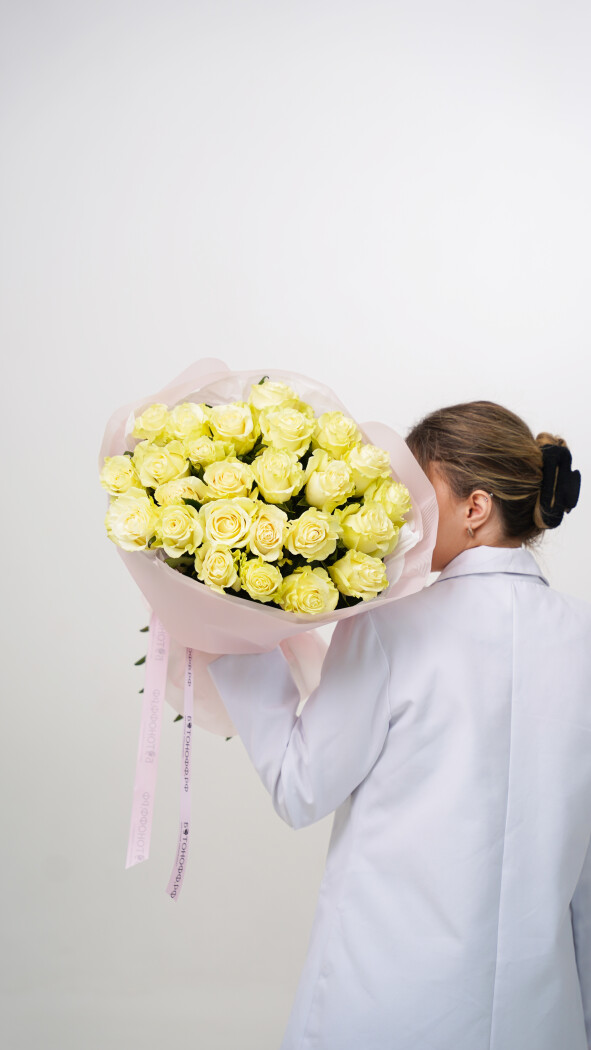 25 белых роз в оформлении №55