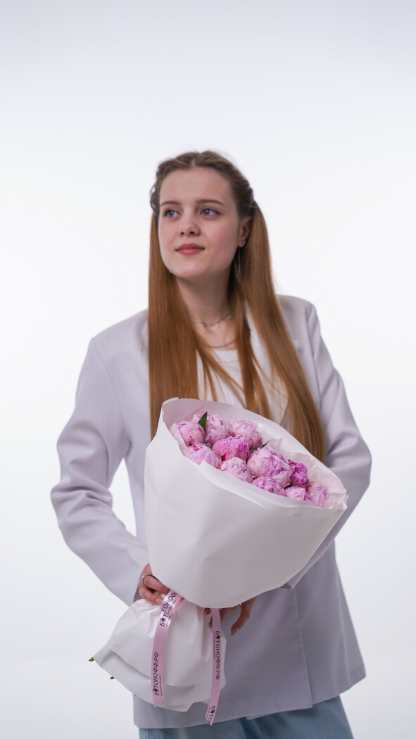 11 розовых пионов в оформлении №140