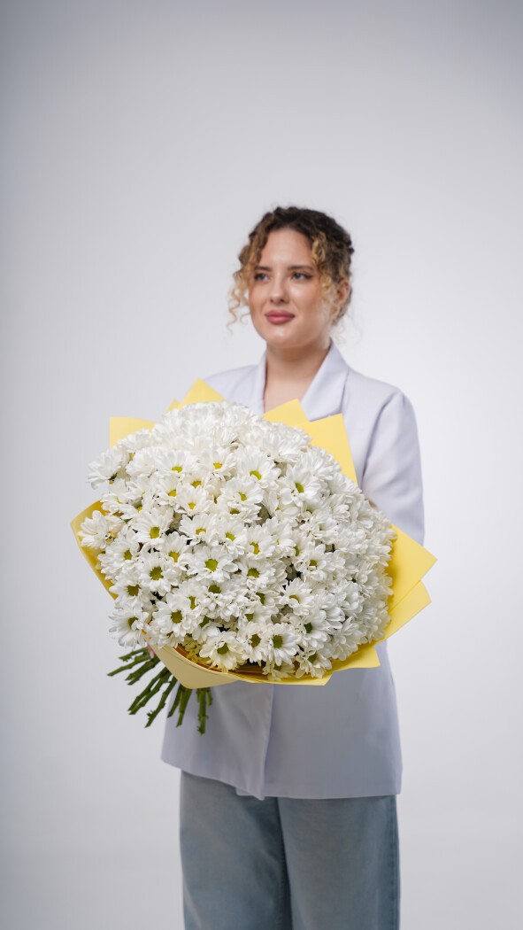 25 белых ромашковых хризантем в оформлении №80