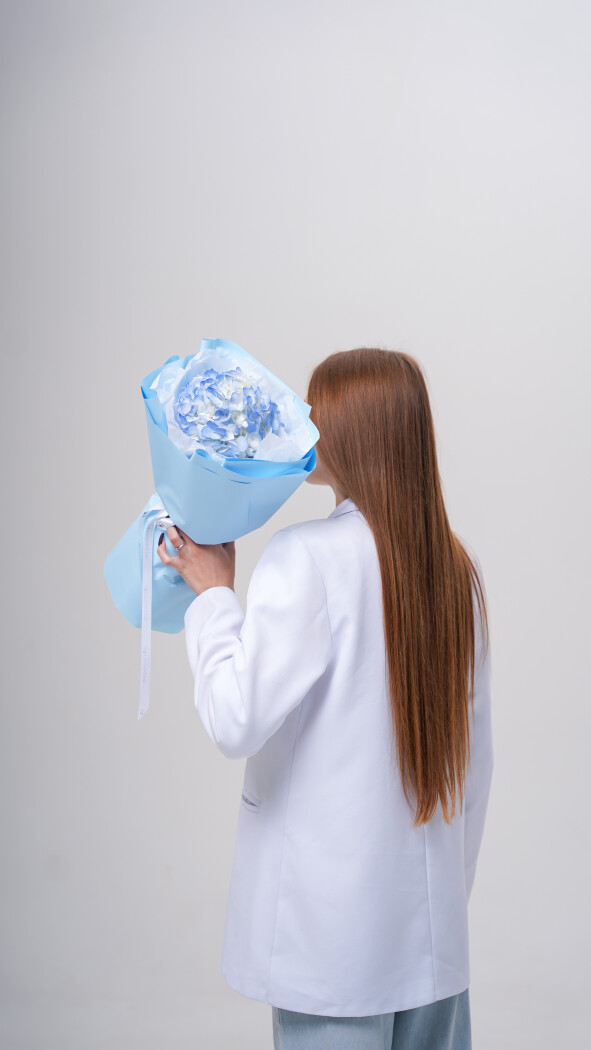 1 голубая гортензия в оформлении №205