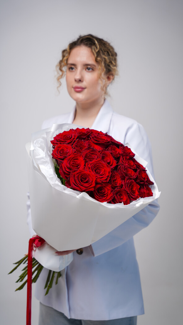 25 красных роз в оформлении №43