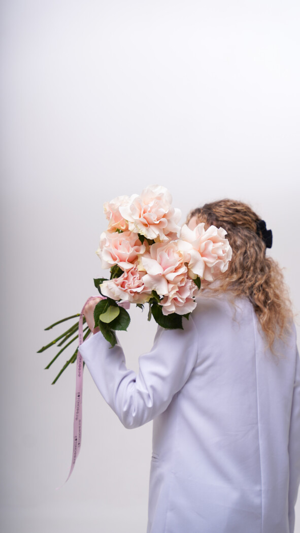 9 розовых роз под ленту №276