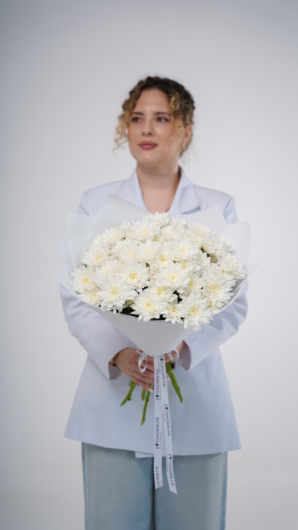9 белых хризантем в оформлении №71