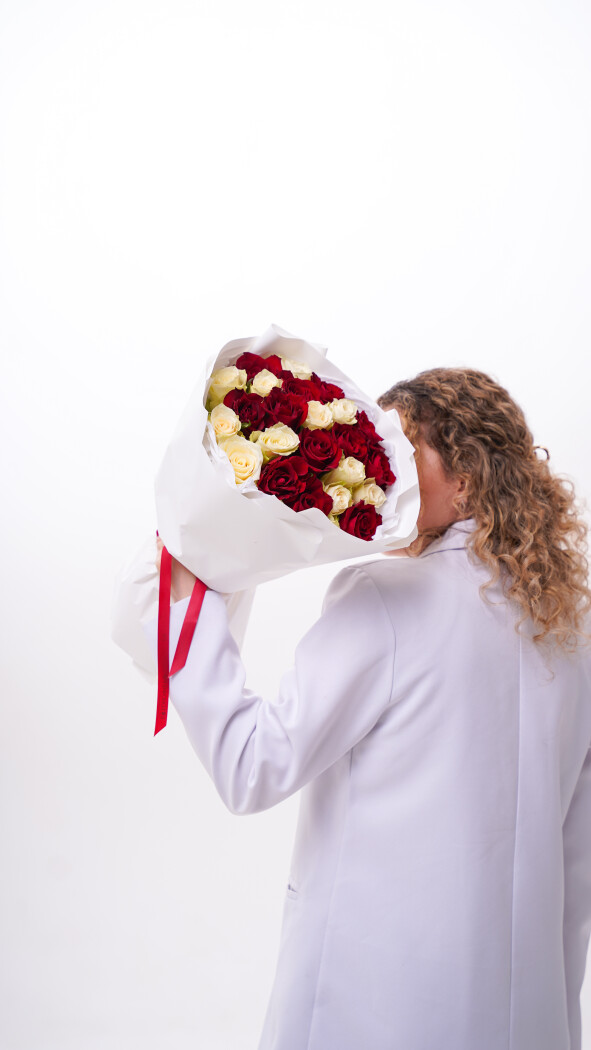 25 роз микс в оформлении №316