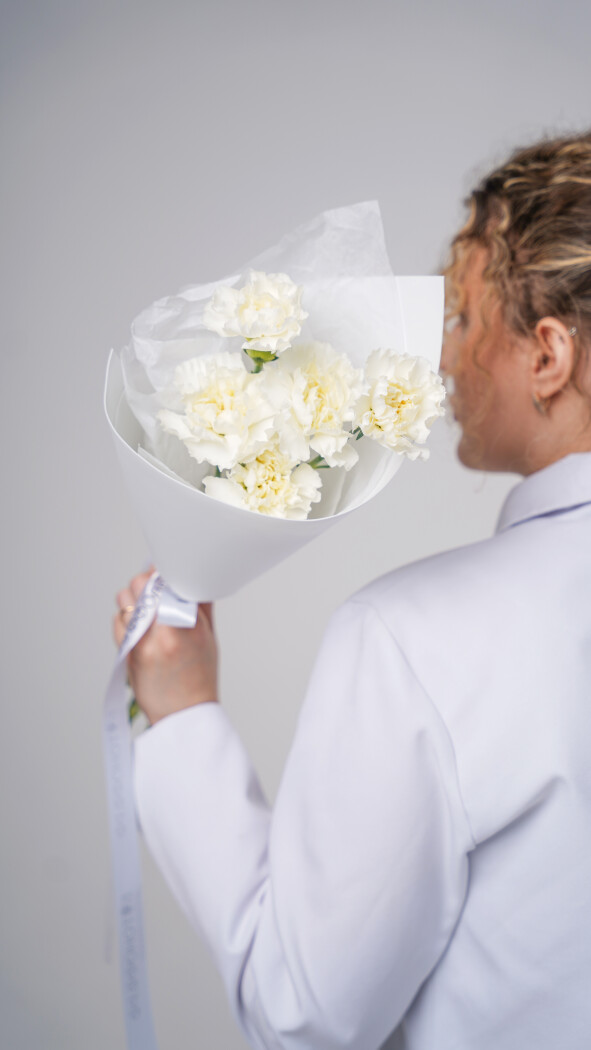 5 белых диантусов в оформлении №100