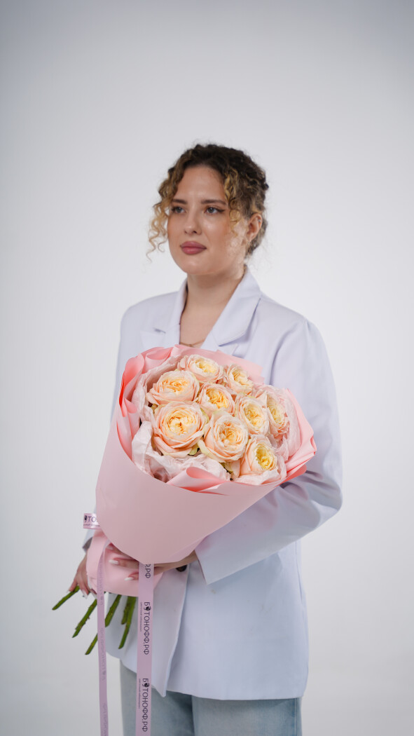 9 кремовых пионовидных роз в оформлении №2