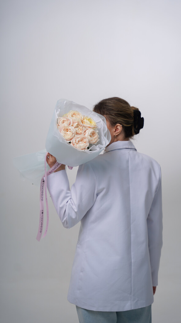 7 бледно-розовых пионовидных роз в оформлении №7