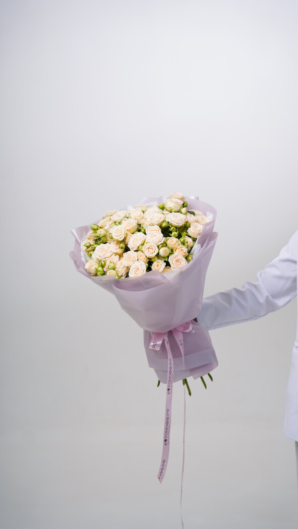 15 светло-розовых кустовых роз в оформлении №22