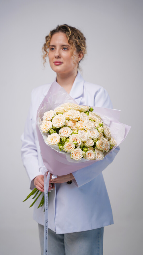 11 светло-розовых кустовых роз в оформлении №21