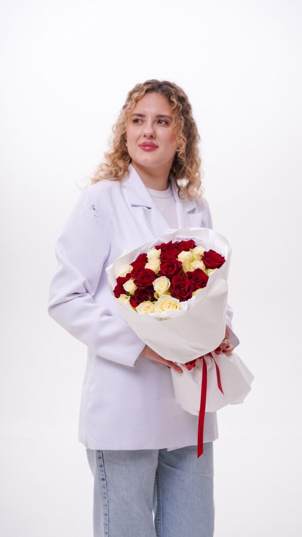 25 роз микс в оформлении №316