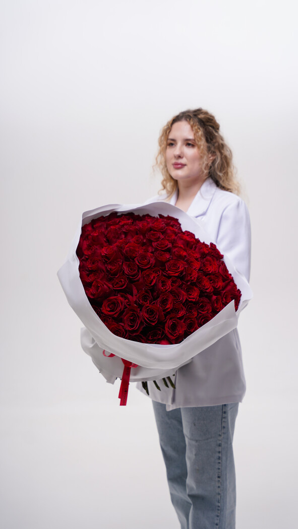 101 красная роза в оформлении №45