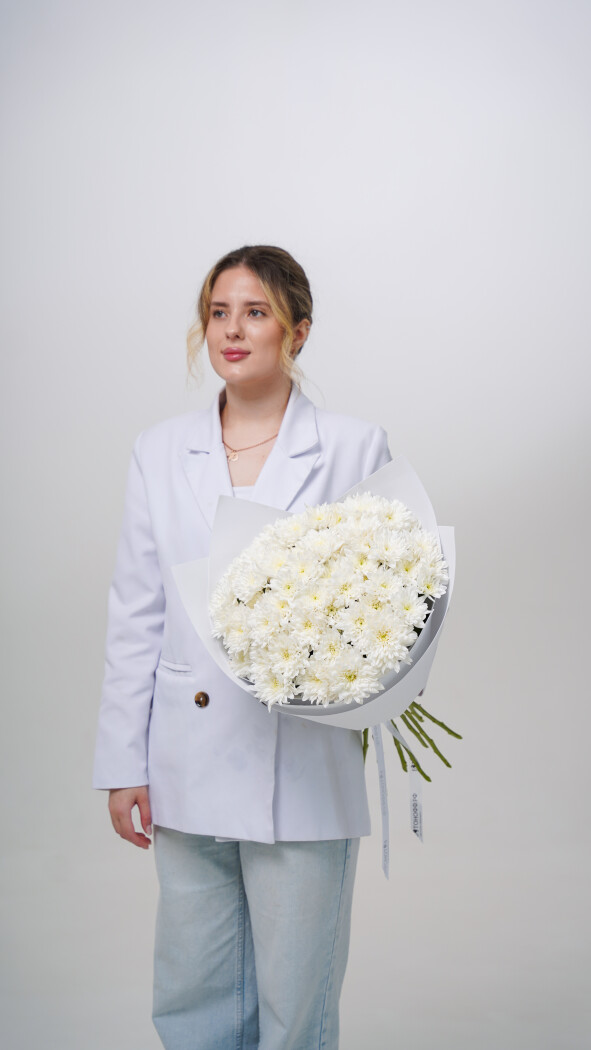 11 белых хризантем в оформлении №72