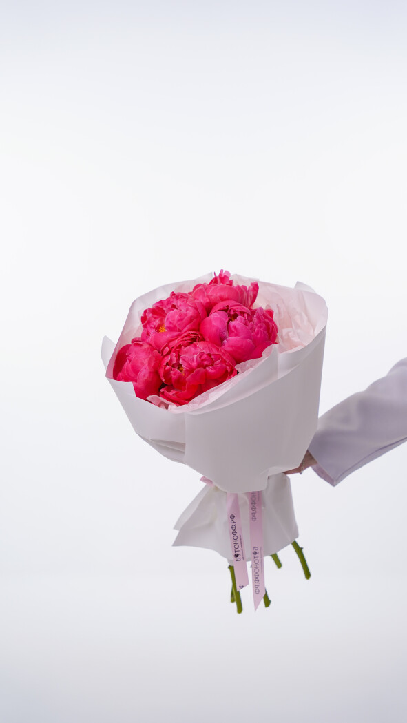 5 коралловых пионов в оформлении №133