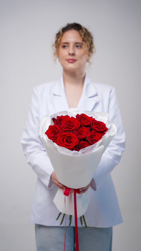 9 красных роз в оформлении №41