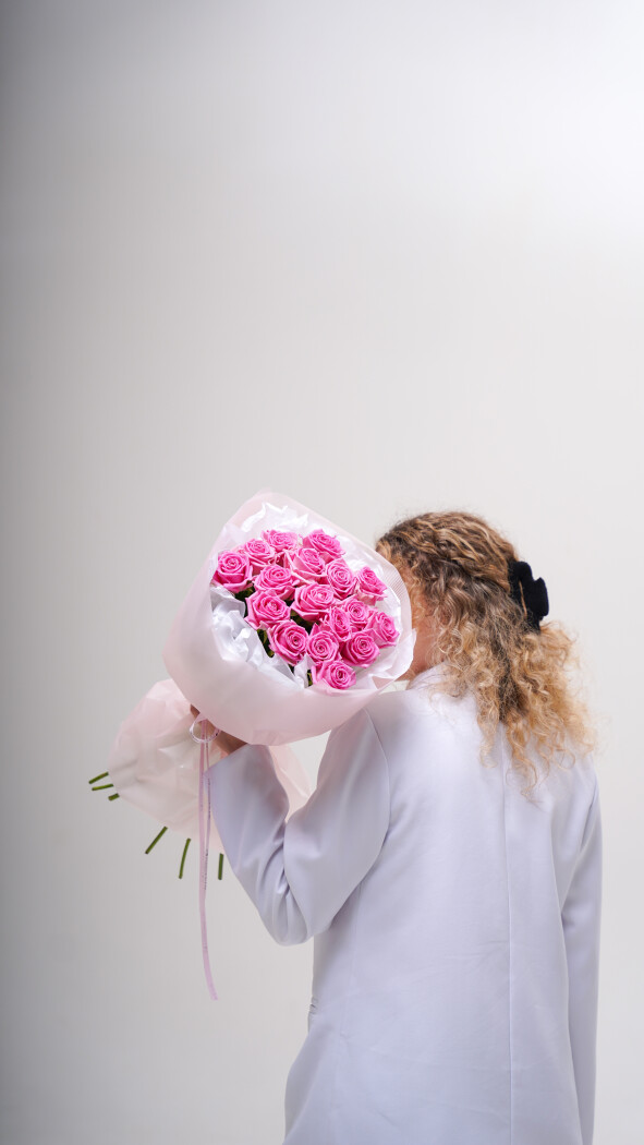 17 розовых роз в оформлении №233