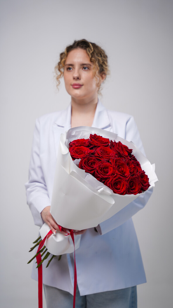 15 красных роз в оформлении №42