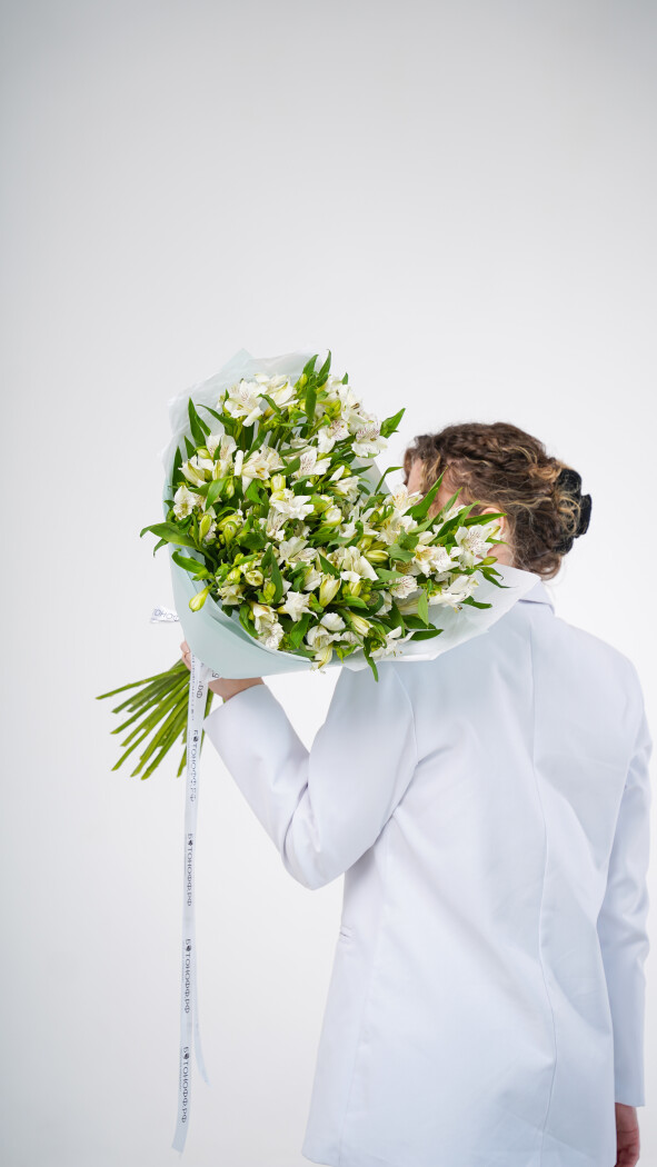 25 белых альстромерий в оформлении №92