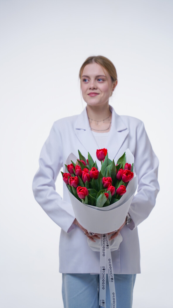 25 красных тюльпанов в оформлении №374