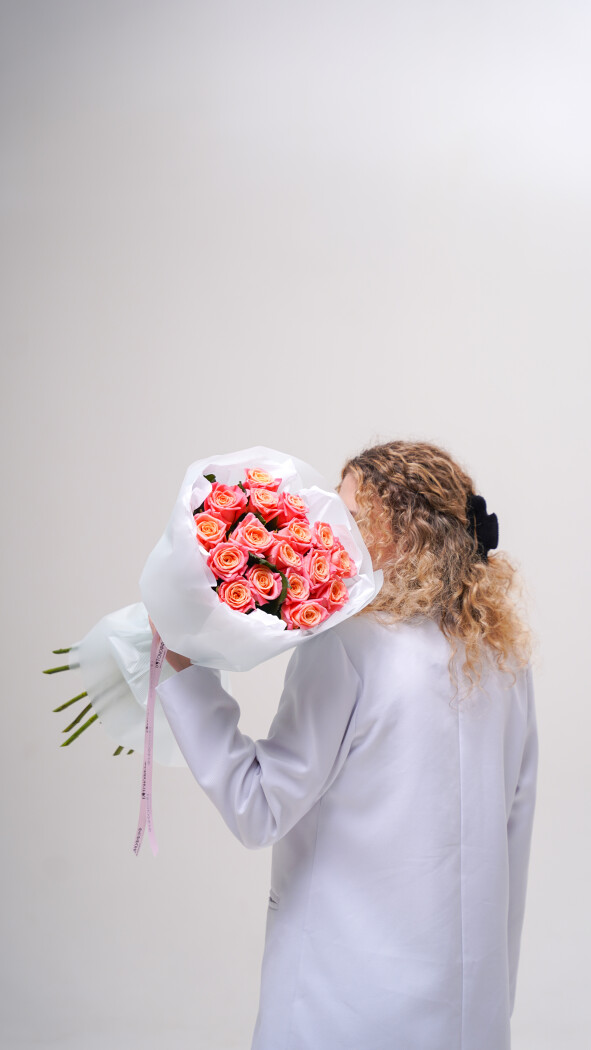 17 коралловых роз в оформлении №236