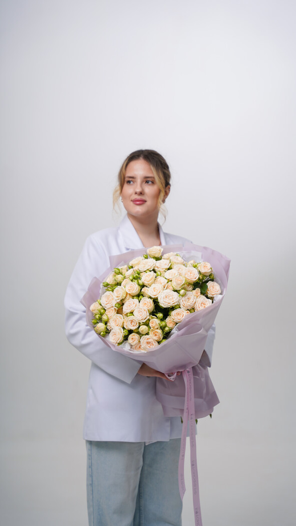 15 светло-розовых кустовых роз в оформлении №22