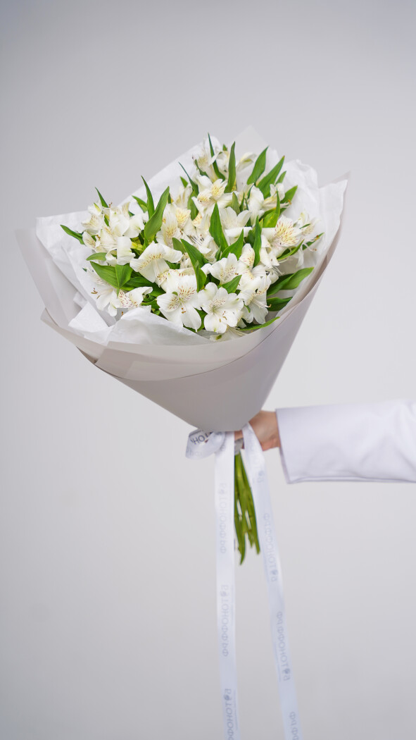 9 белых альстромерий в оформлении №89