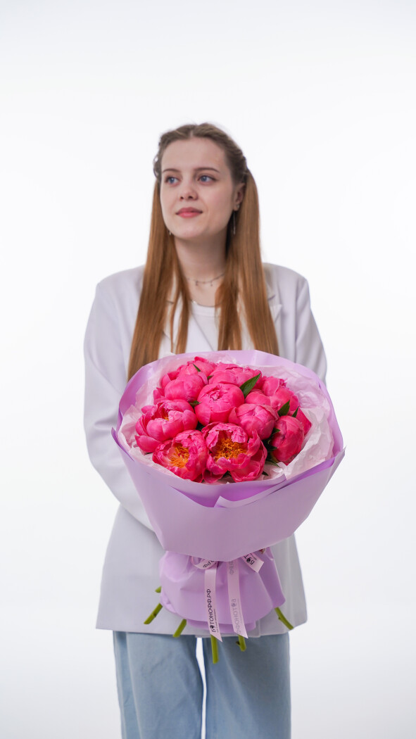 11 коралловых пионов в оформлении №134