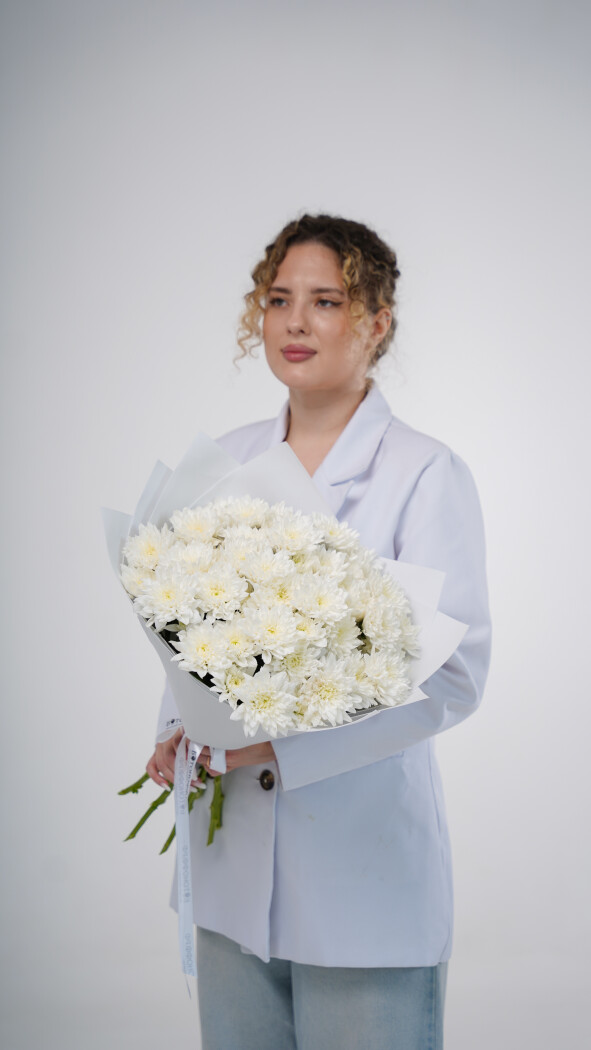 9 белых хризантем в оформлении №71