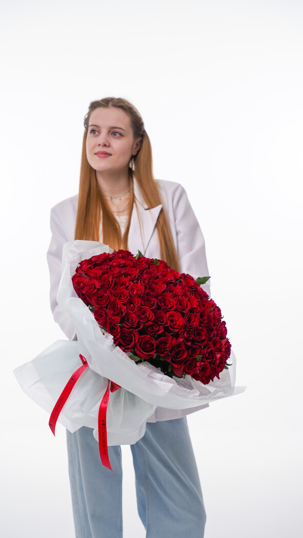 101 красная роза в оформлении №33