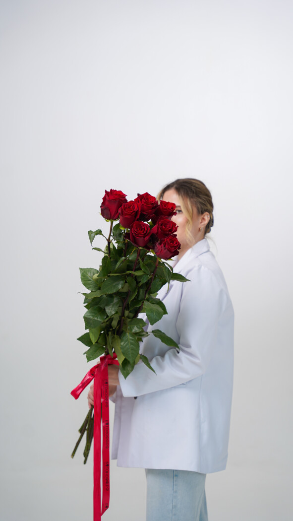 7 красных метровых роз под ленту №46