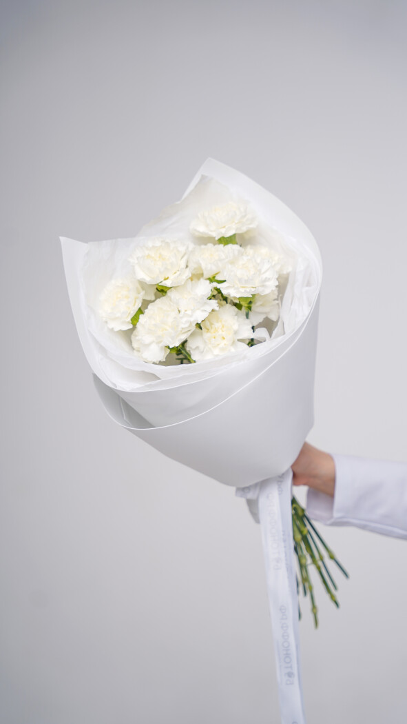 15 белых диантусов в оформлении №103