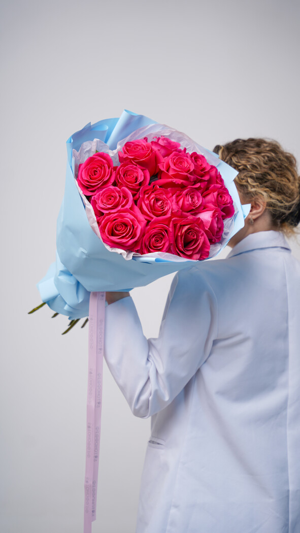 15 малиновых роз в оформлении №66