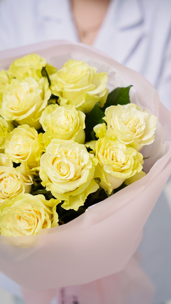 15 белых роз в оформлении №54