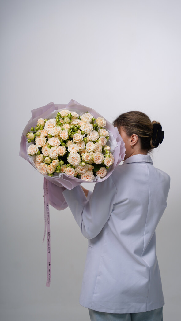 15 светло-розовых кустовых роз в оформлении №22