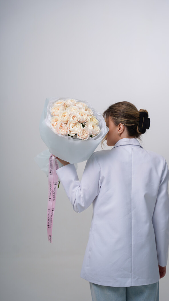 15 бледно-розовых пионовидных роз в оформлении №9