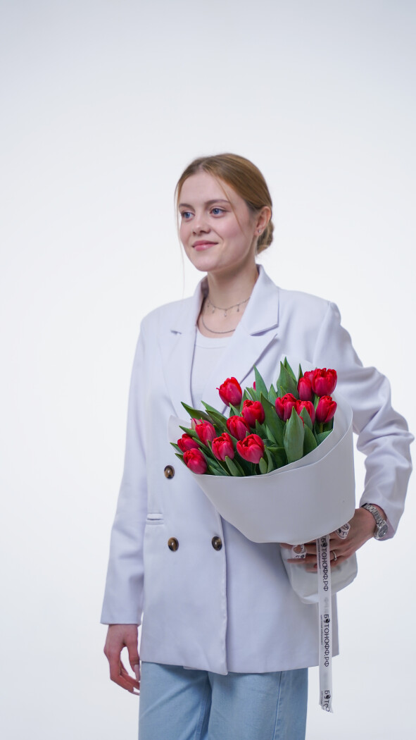 25 красных тюльпанов в оформлении №374