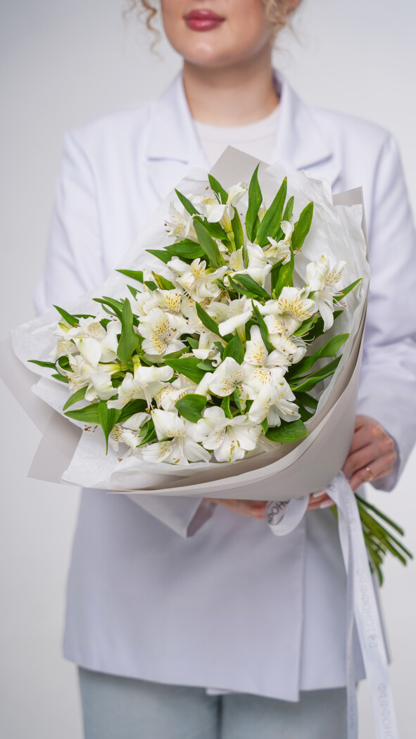 9 белых альстромерий в оформлении №89